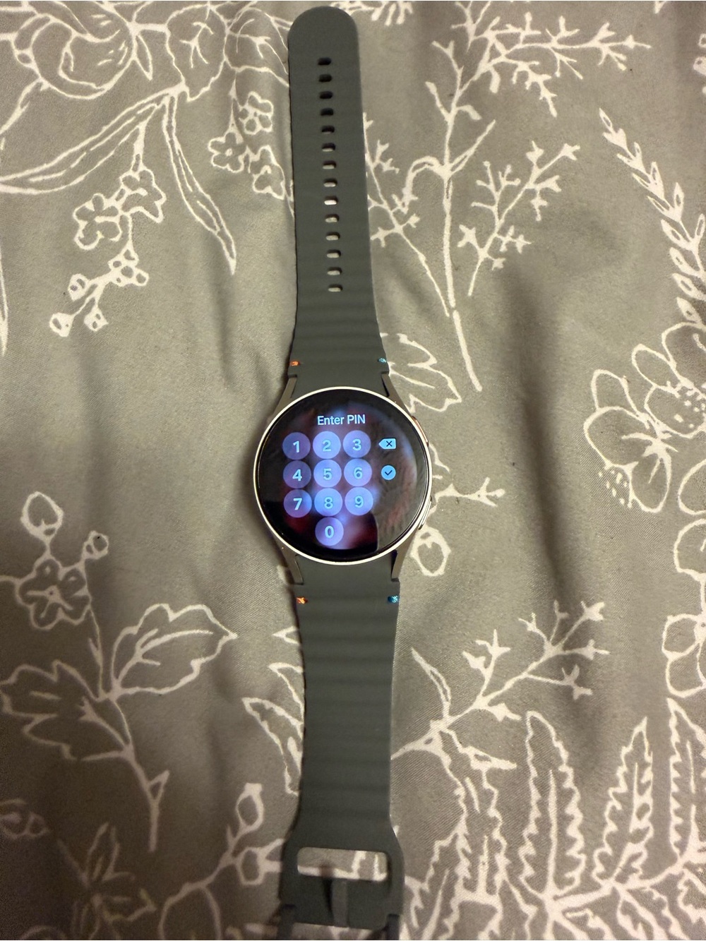 Samsung Galaxy 7 smartwatch 40 mm 32 gb w/ extra bands